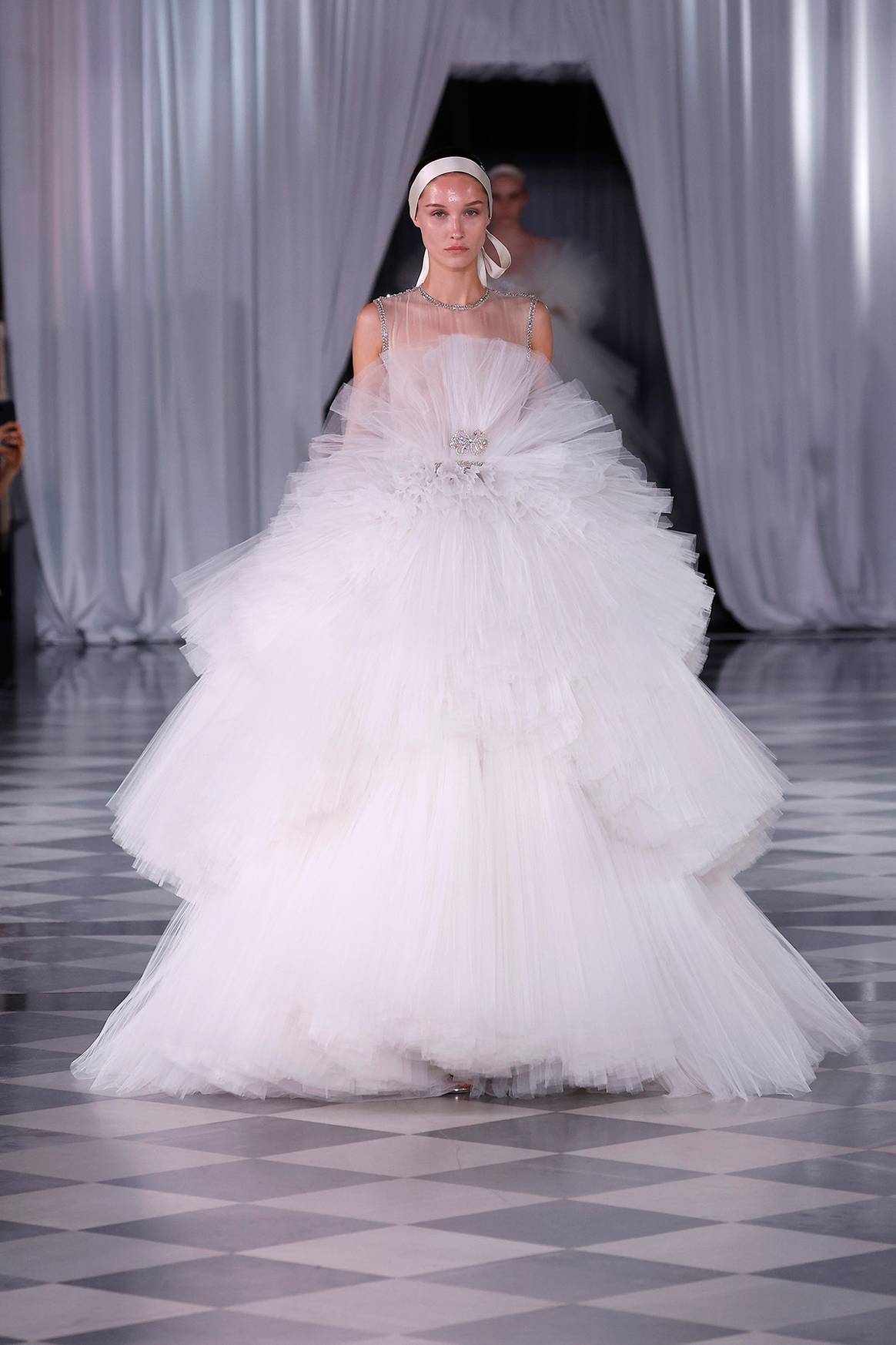 Desfile de Giambattista Valli en la “Bridal Night” de la Barcelona Bridal Fashion Week de abril de 2024.