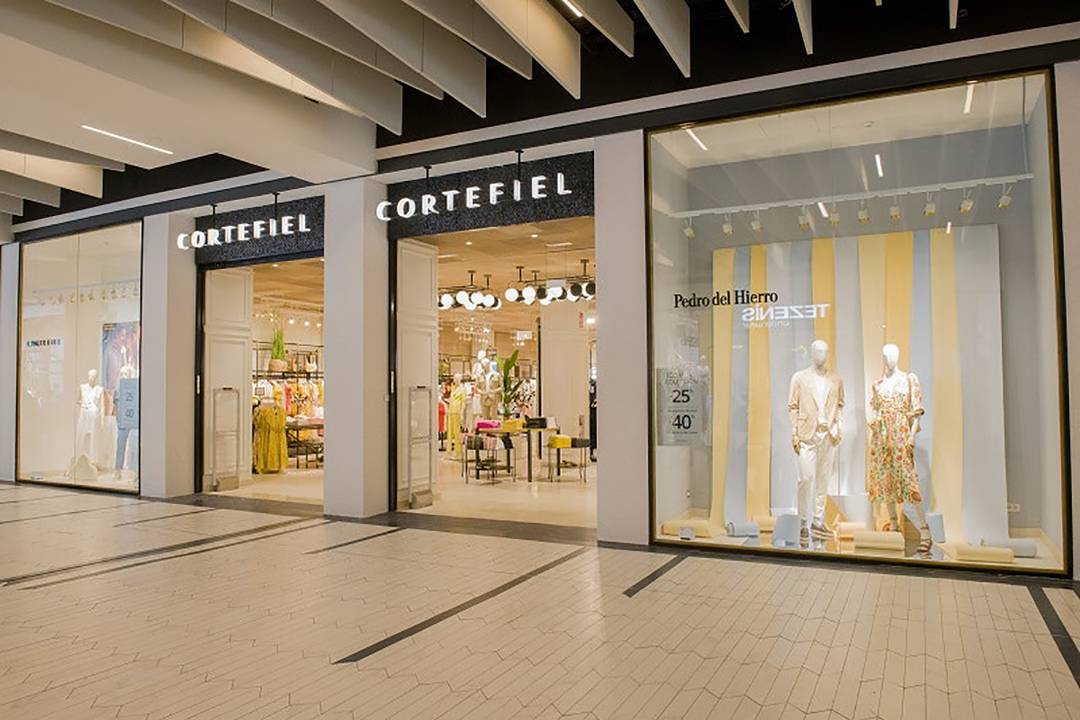 Tienda de Cortefiel en el centro comercial Valle Real de Maliaño, Cantabria (España).