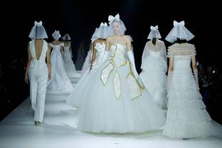 Viktor&Rolf celebran desde Barcelona el primer desfile de su línea de novia