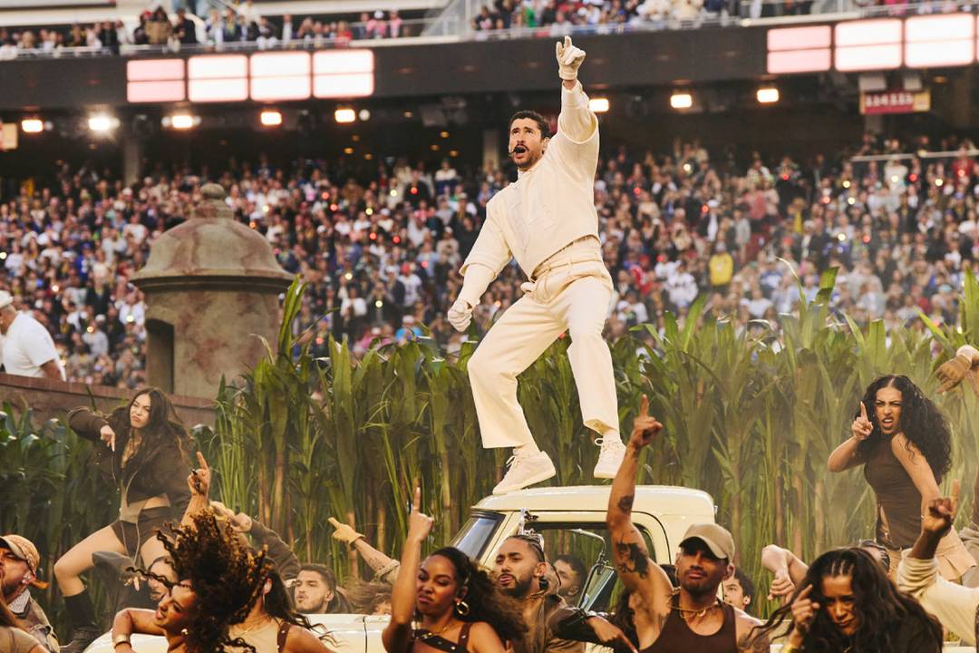 Bad Bunny durante su actuación en el medio tiempo de la Super Bowl, el 8 de febrero de 2026 en Santa Mónica, California (Estados Unidos).