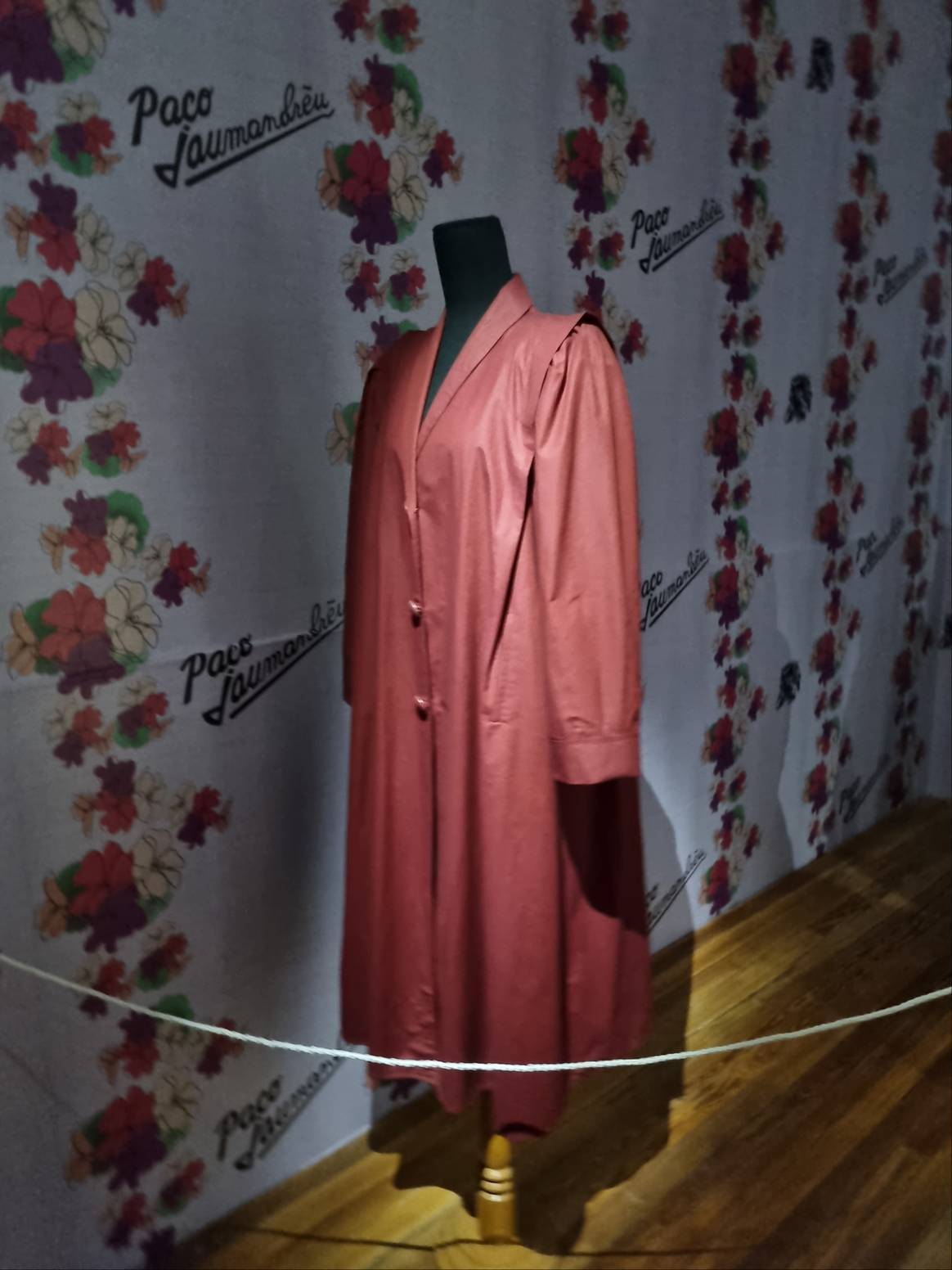 Foto - FashionUnited: Trench diseñado por Paco Jaumandreu, en el Museo de la Historia del Traje