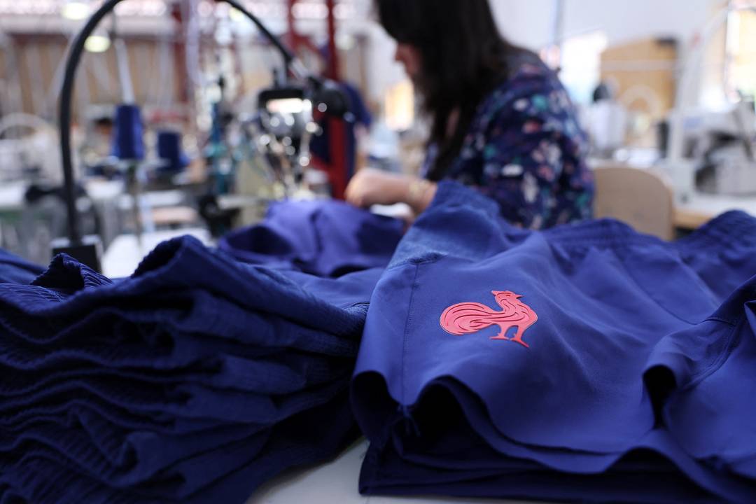 Un employé dans la chaîne de production de la marque française de vêtements de sport « Le Coq Sportif » à la manufacture de Romilly-sur-Seine (juin 2023).