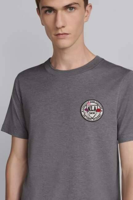 Dior cree des uniformes pour la No Label Academy