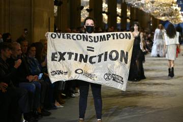 Incursion de militants pour le climat au défilé Louis Vuitton à Paris