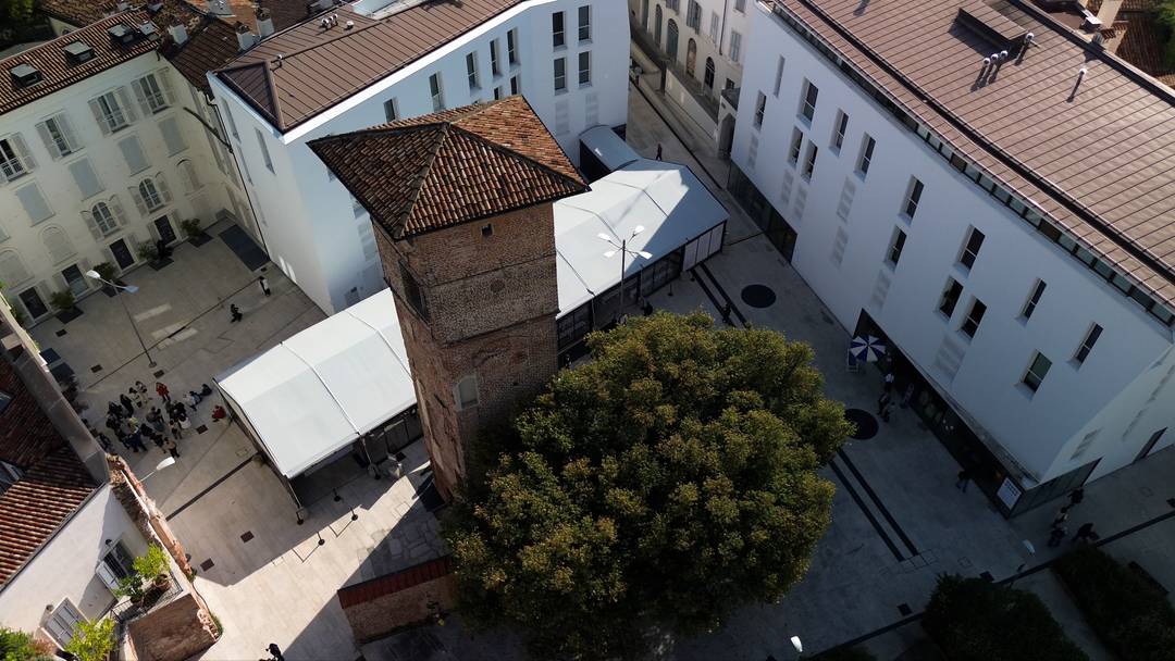 Lineapelle Designers edition si tiene fuori dagli spazi fieristici della fiera,  in piazza Giuseppe Tomasi di Lampedusa