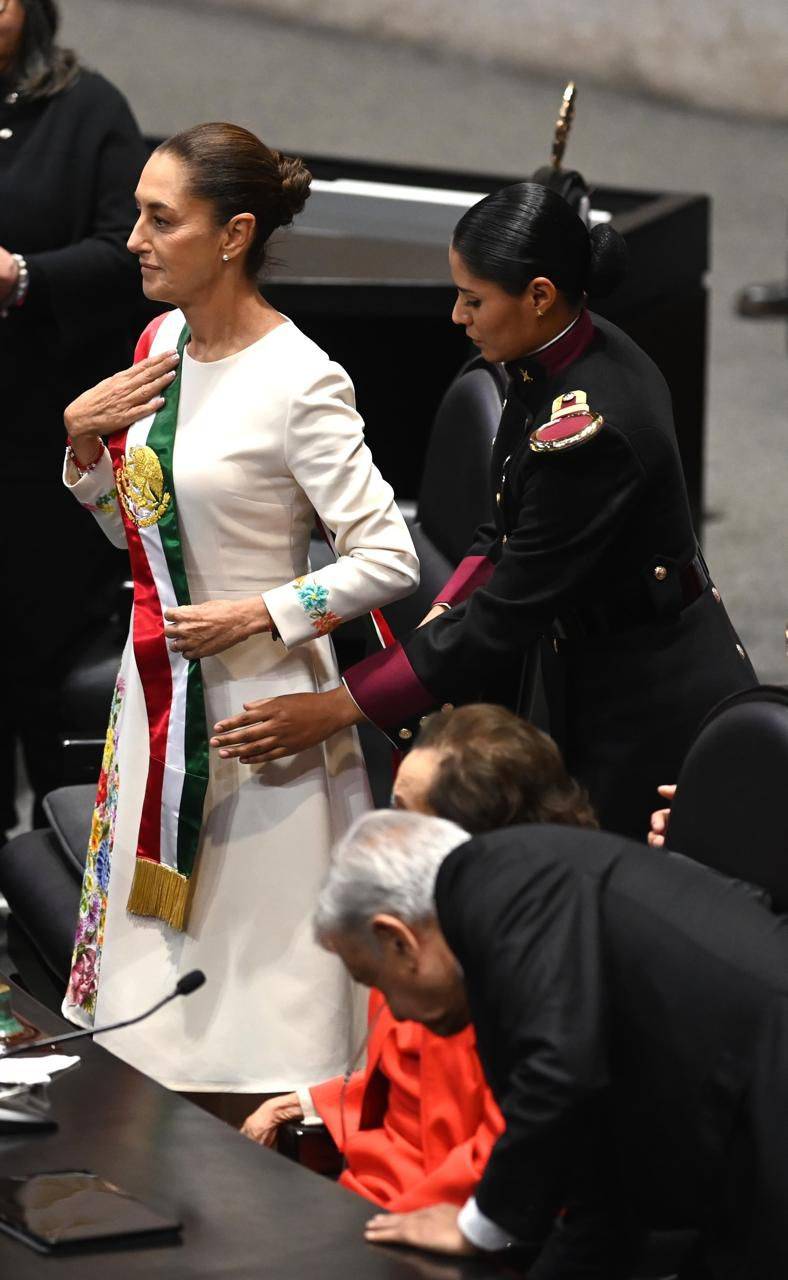 Sheinbaum ya ha lucido prendas creadas por artesanas mexicanas en el pasado y reafirma su apoyo en esta histórica toma de protesta.