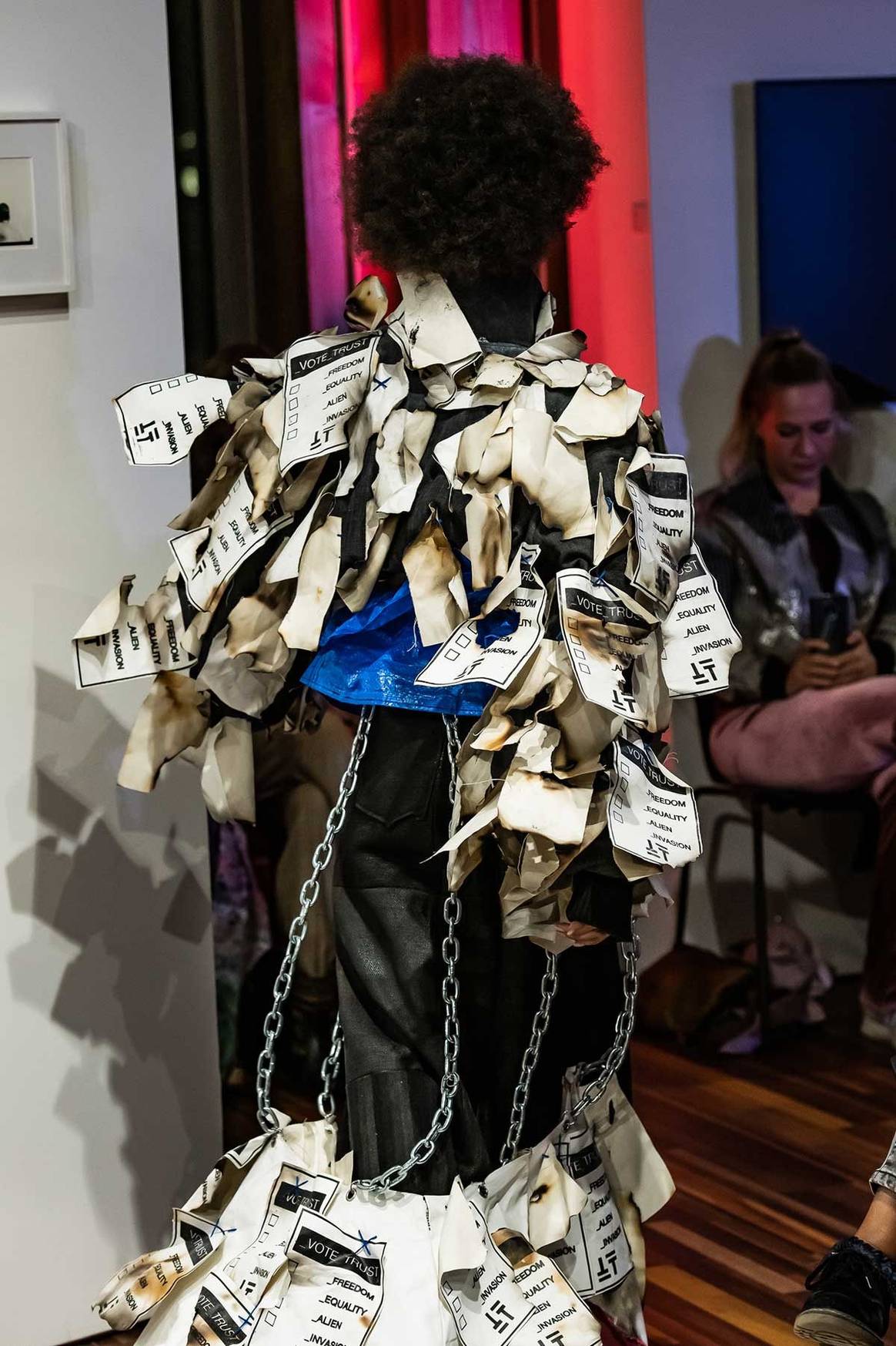 Sylvana Simons showt winnende outfit van Jobert Tremus tijdens Political Catwalk 2019