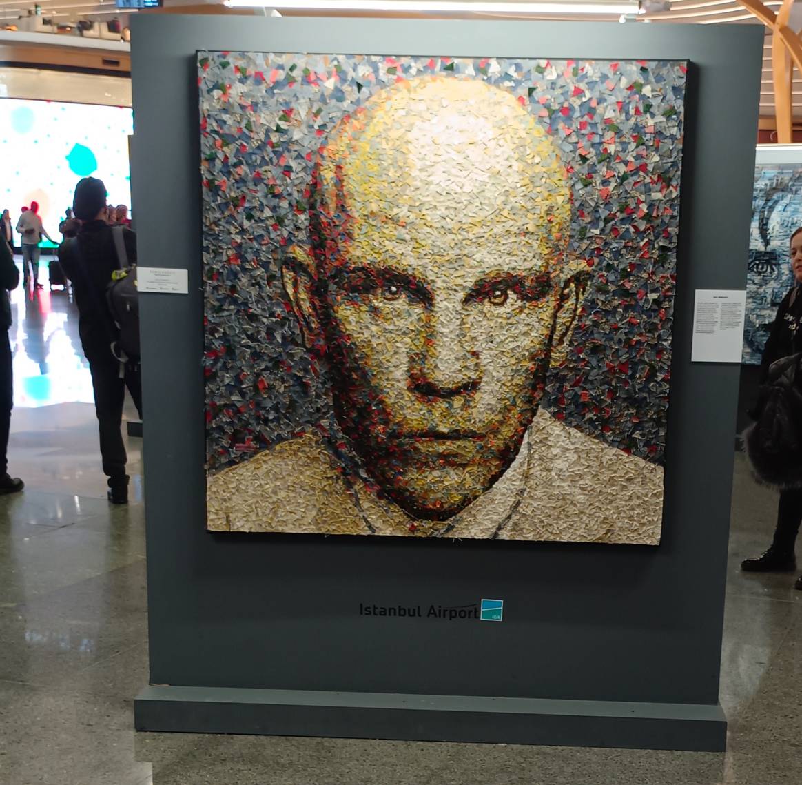 John Malkovich-Porträt von Deniz Sağdıç im Flughafen Istanbul. Bild: FashionUnited