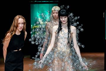 Kijken: Iris van Herpen showt op de Parijse coutureweek