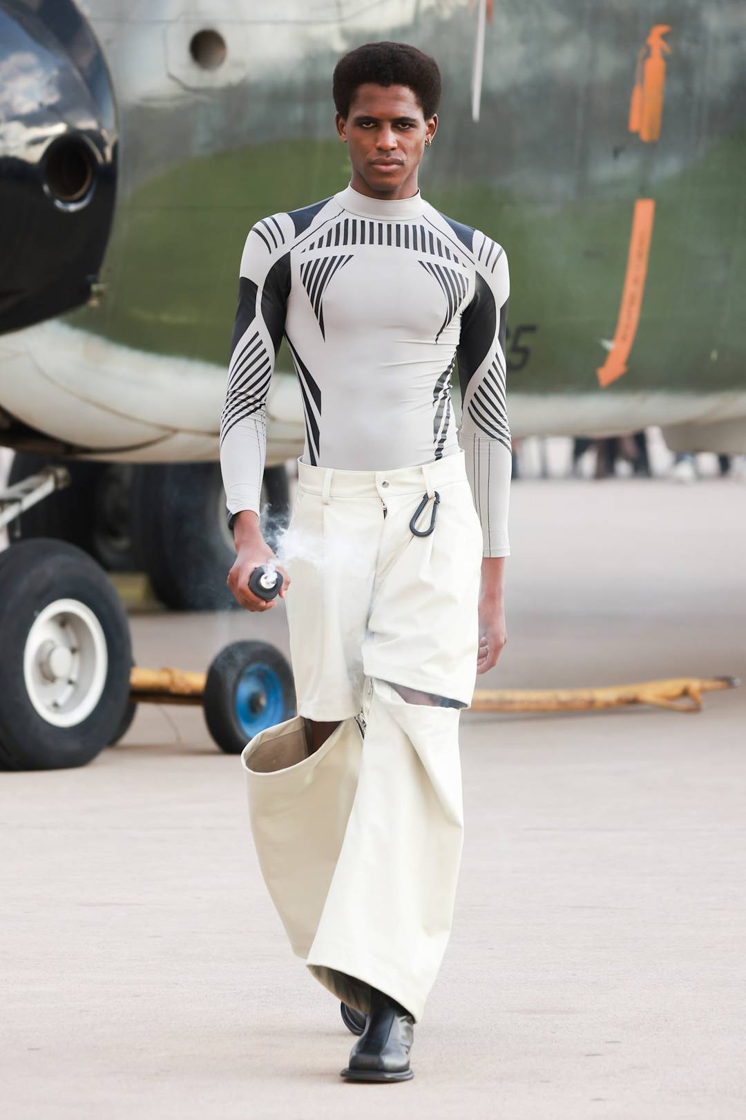 Calça que se transforma em bermuda com a utilização de zíperes.