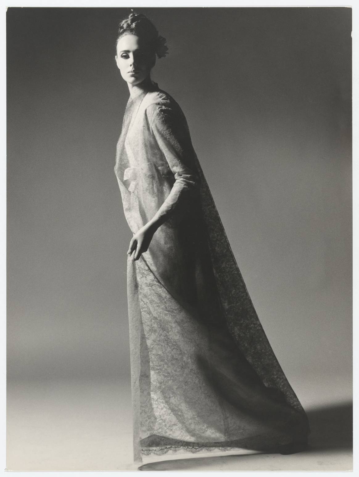 Ensemble du soir porté par Maggi Eckardt. Collection haute couture automne-hiver 1964. Photographie de Tom Kublin © Yves Saint Laurent © Tom Kublin