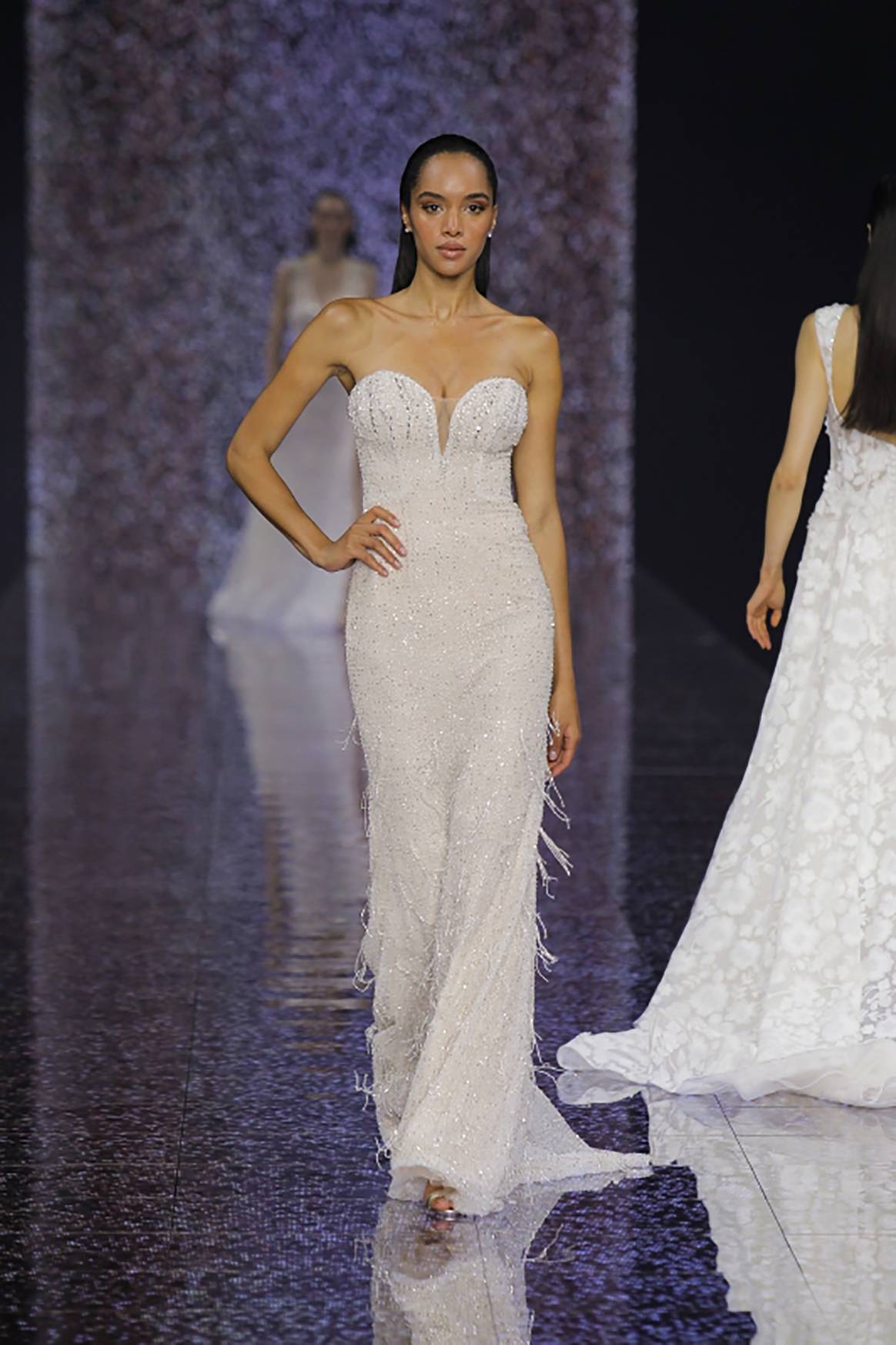 Desfile de Atelier Pronovias durante la edición de abril de 2023 de Barcelona Bridal Fashion Week.