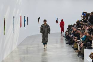 A Paris, les tenues plissées d'Issey Miyake plongent dans le primitif