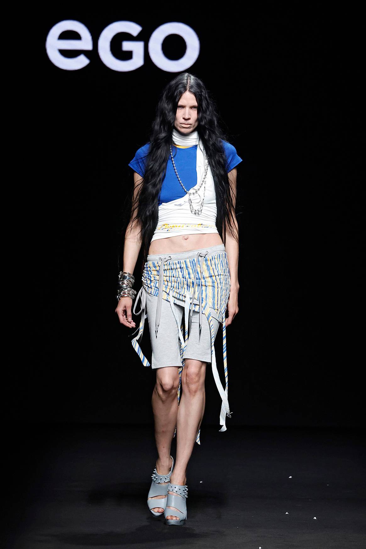 Desfile de Dimoni Studio, con piezas de UNOde50, en el circuito Ego de MBFW Madrid.