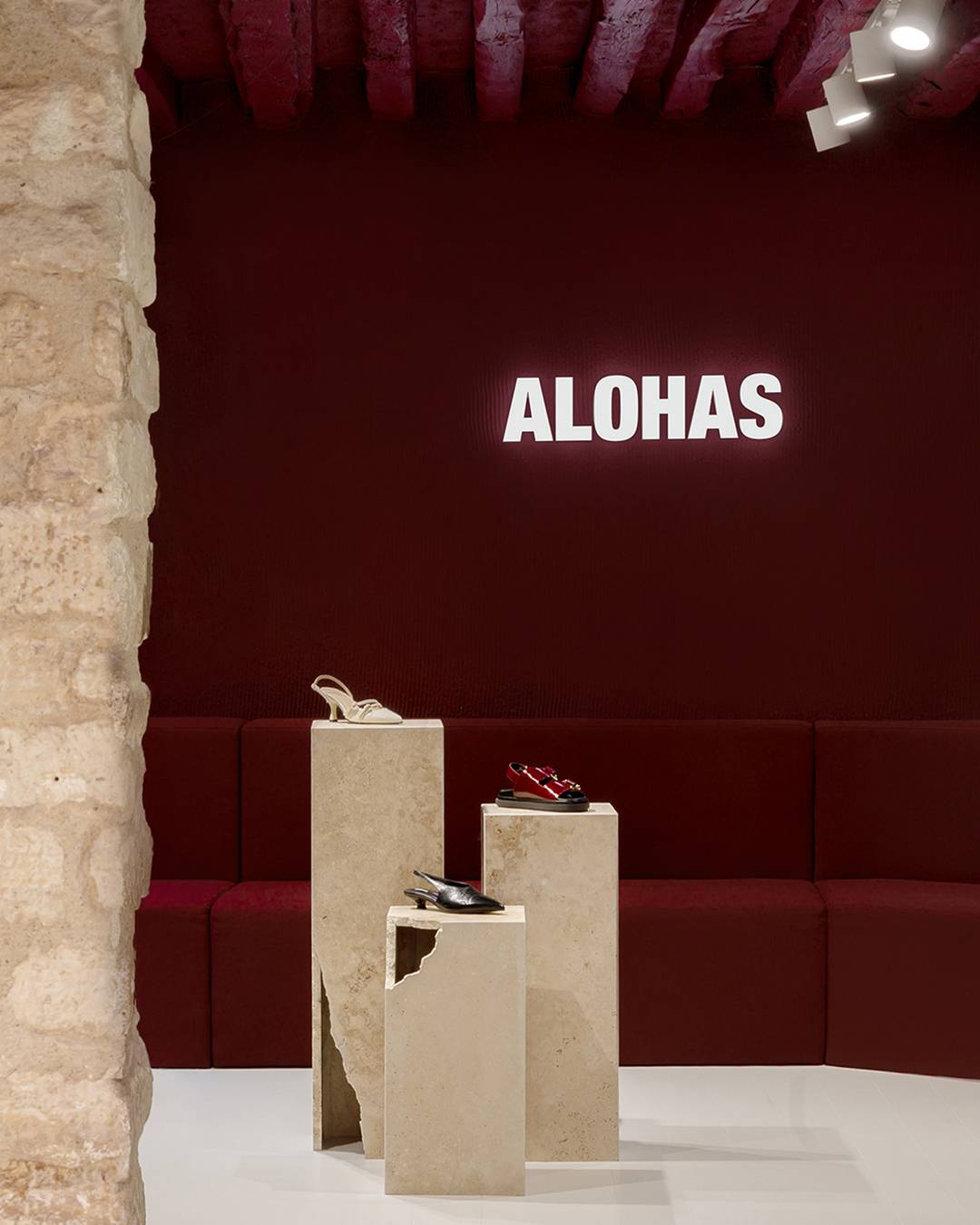 Interior de una tienda de Alohas.