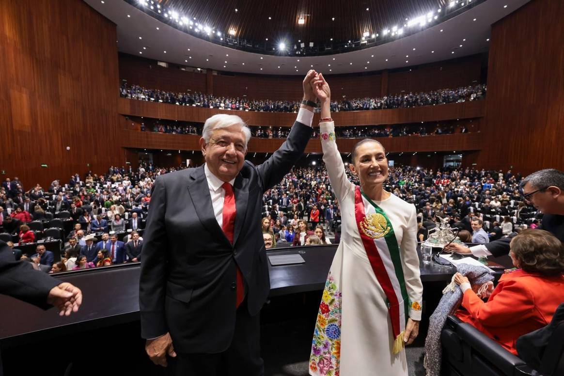 Al finalizar la toma de protesta de Claudia Sheinbaum de la mano del presidente presidente saliente de México, Andrés Manuel López Obrador