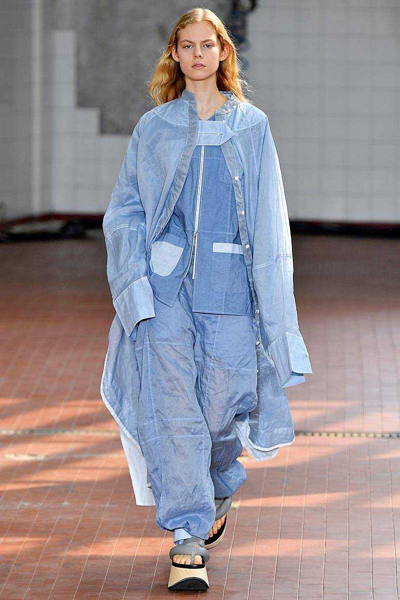 Label Jil Sander setzt für 2019 auf Plateausohlen und Uniform-Look