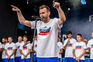 Adidas представил лимитированную коллекцию футболок "Играем за вас"