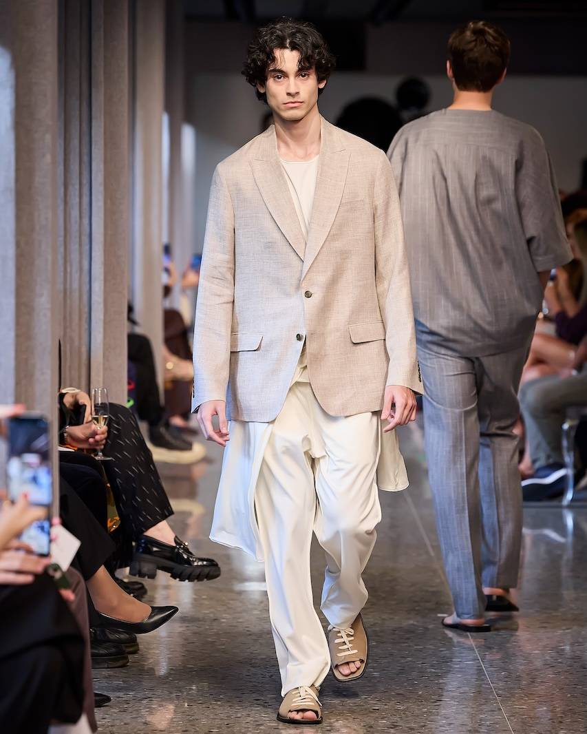 Paletó solto em look com tonalidades pastel
