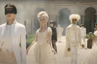 Video: Dior Cruise 2026 viert vakmanschap, vrouwelijkheid en verhalende mode