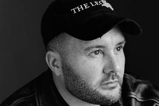 Dior-ontwerper Kim Jones geridderd in Frankrijk