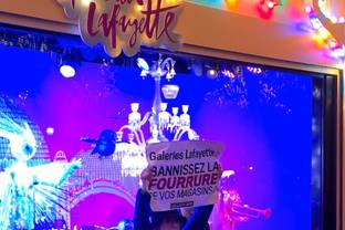 Galeries Lafayette : l’inauguration des vitrines de Noël perturbée par des activistes anti-fourrure