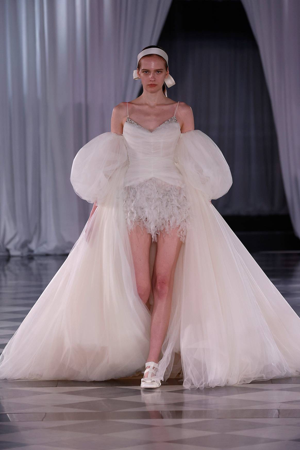 Desfile de Giambattista Valli en la “Bridal Night” de la Barcelona Bridal Fashion Week de abril de 2024.