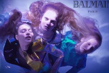 Balmain organise un shooting dans la vitrine de sa boutique de la rue Saint-Honoré