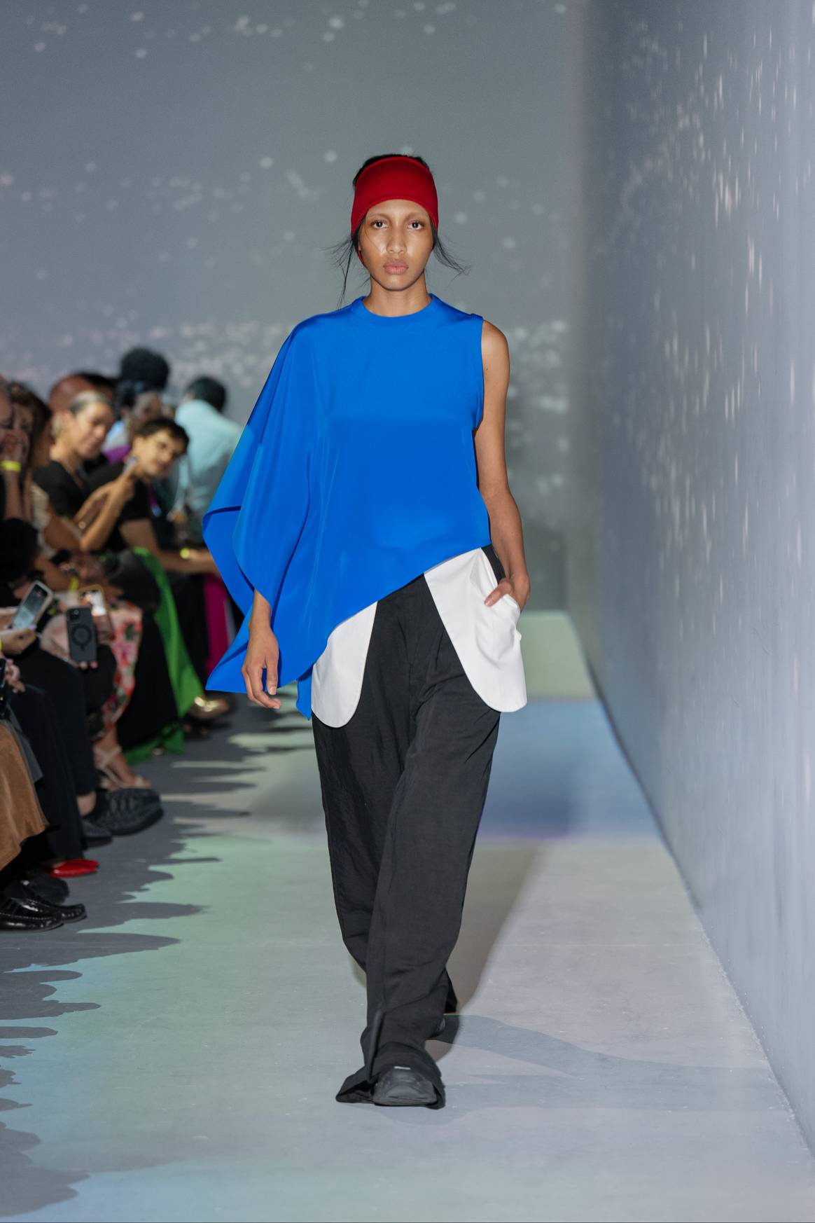 Asimetrías, superposición de capas, telas con gran textura y colores llamativos se combinaron en este y varios looks.