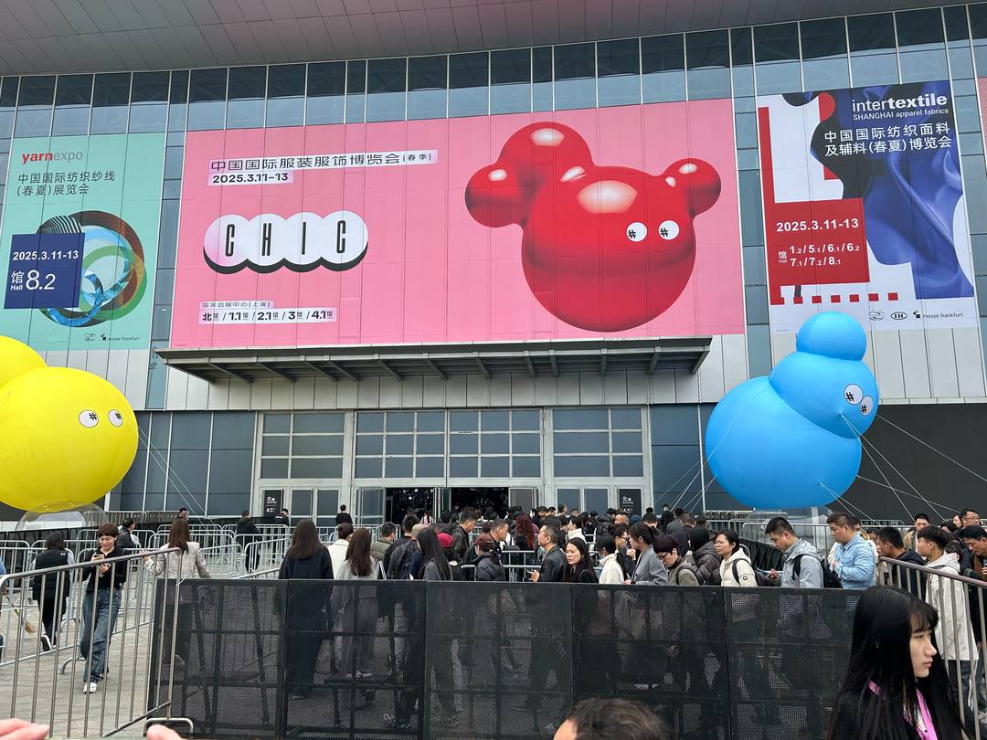 Der Besucherandrang ist groß am ersten Tag der Modemesse in Shanghai.