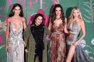Op Paris Fashion Week beloven merken nieuwe duurzame initiatieven, maar is dat voldoende?