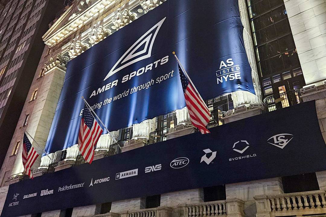 Buitenkant van de New York Stock Exchange tijdens het debuut van Amer Sports als beursgenoteerd bedrijf, 1 februari 2024