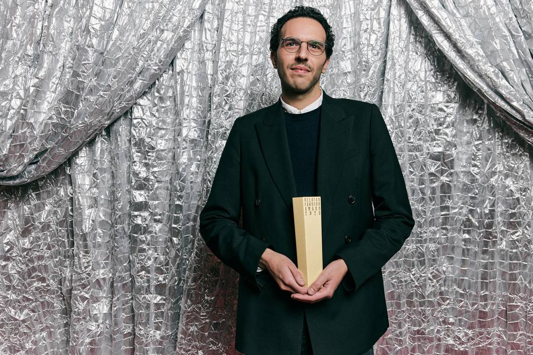 Julian Klausner, de nieuwe voorman bij Dries van Noten, met zijn Belgische mode-award.