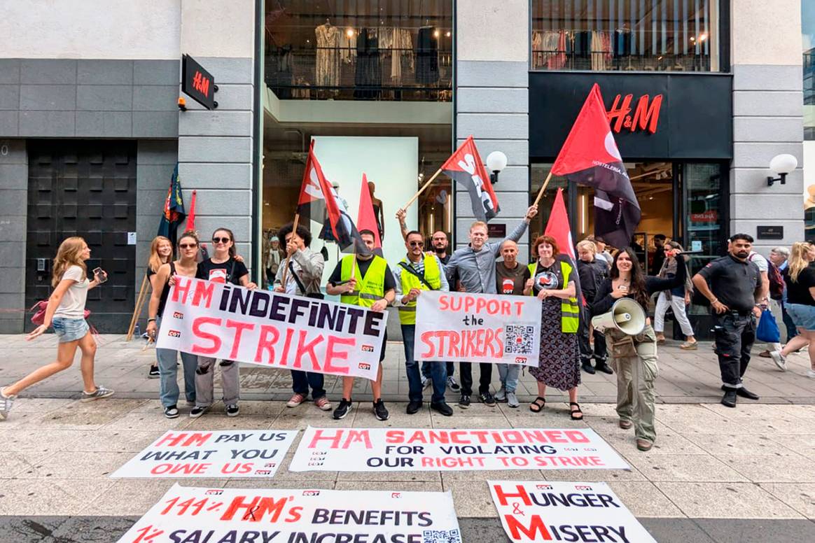 Protesta de los trabajadores del centro de Atención al Cliente de H&M de Barcelona frente a las puertas de una tienda de la cadena en Estocolmo (Suecia).