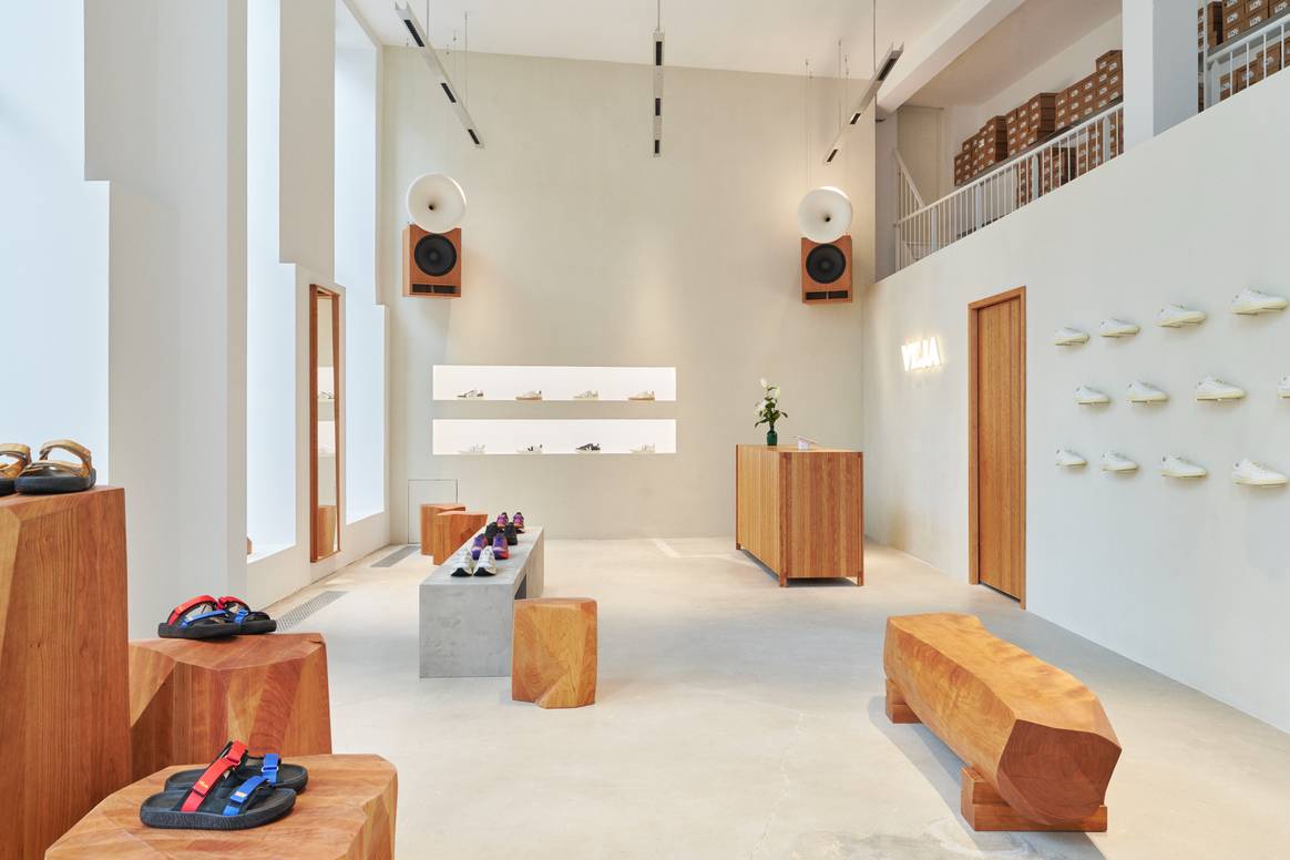 Le bois, sourcé au Danemark, occupe une place centrale dans la boutique.
