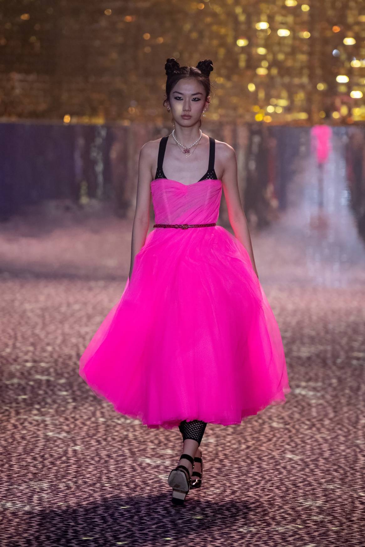 Показ Christian Dior в Шанхае посетила тысяча зрителей