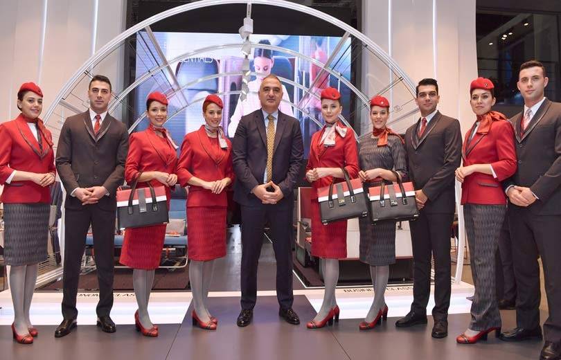 Turkish Airlines presenta sus nuevos uniformes de vuelo en un aclamado desfile durante la feria de turismo ITB Berlín