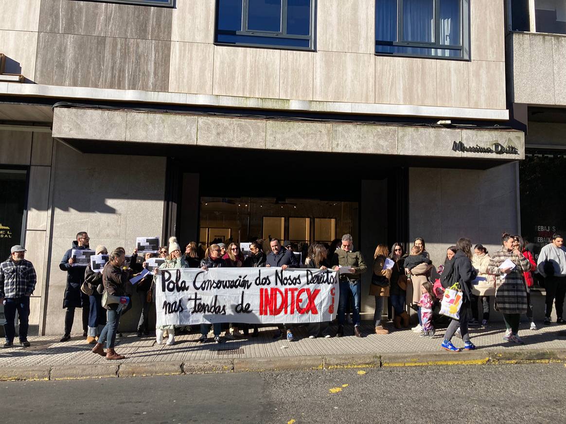 Photo Credits: Concentración el lunes 23 de enero de 2023 de los trabajadores de Inditex a las puertas de la tienda de Massimo Dutti en el centro comercial As Cancelas de Santiago de Compostela. CIG, página oficial.