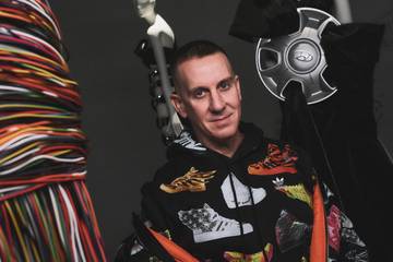 Wielen, ruitenwissers en achterlichten in couture? Jeremy Scott ontwikkelt upcycled looks gemaakt van oude auto’s 