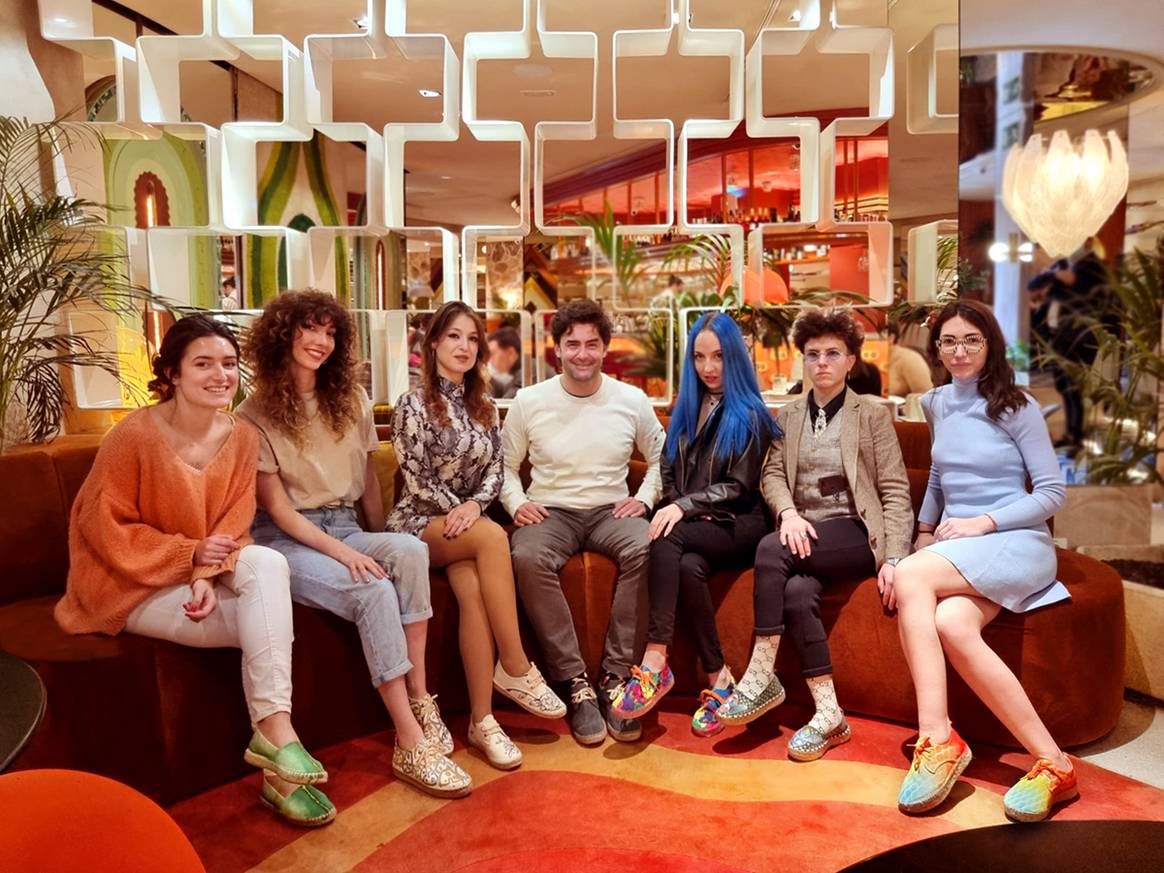 Photo Credits: Conjunto de las artistas que han participado del diseño de la colección Cápsula 2022 de Abarca Shoes.