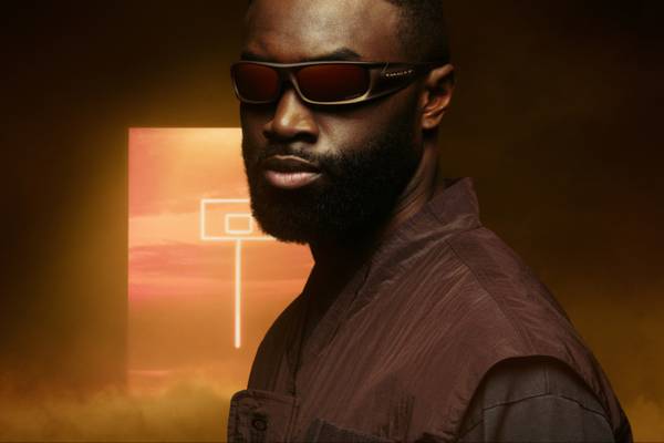 Oakley® lancia la prima collezione sportswear ed eyewear con Jaylen Brown e i nuovi occhiali signature di Kylian Mbappé