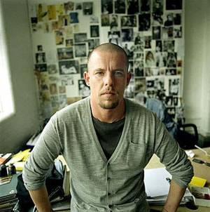 Alexander McQueen stirbt im Alter von 40 Jahren