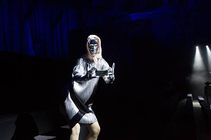 Maison the Faux houdt spiegel voor aan publiek Amsterdam Fashion Week