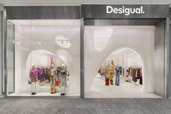Desigual ripensa il suo negozio ad Arese