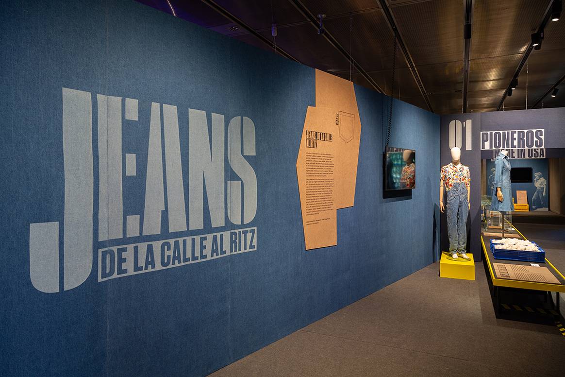 Vista de la exposición temporal “Jeans, de la calle al Ritz”, en el Museo del Traje de Madrid hasta el 17 de marzo de 2023.