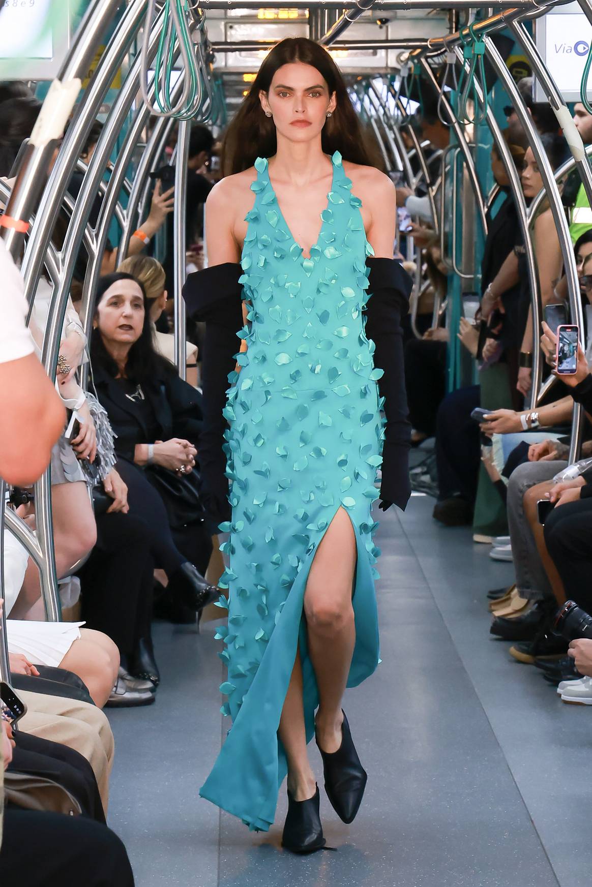 Bordados en forma de pétalos detallaban el tejido del vestido de Gloria Coelho