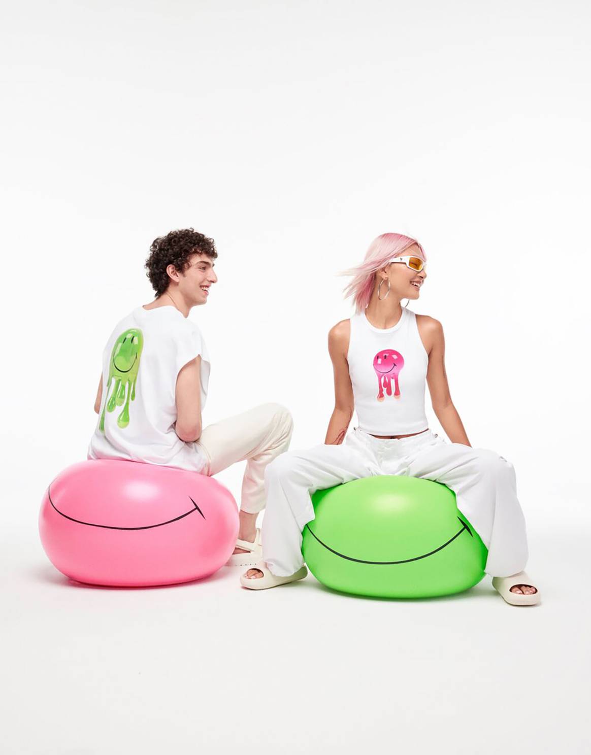 Photo Credits: Propuesta física de Bershka X Smiley, colección cápsula física desarrollada digitalmente en colaboración con DressX.