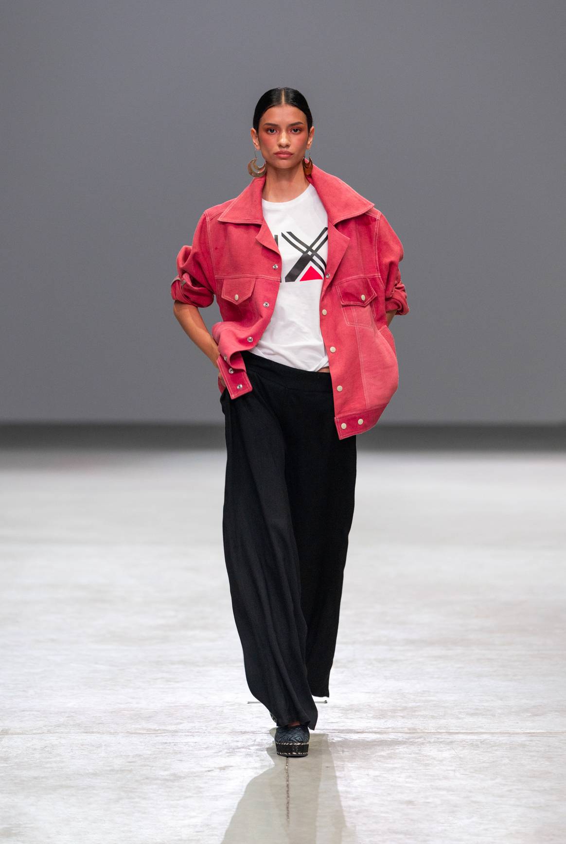 El diseñador también jugó con distintas texturas en el mismo look.