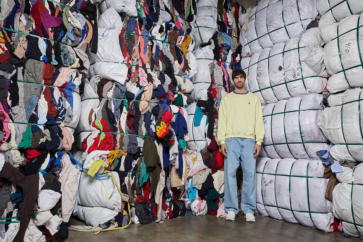 Interior de la planta de preparación para la reutilización de residuos textiles de Humana en la localidad de l’Ametlla del Vallès, en la provincia de Barcelona (España).