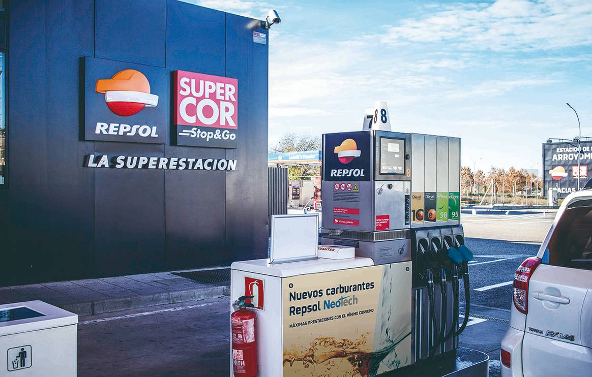 Gasolinera de Repsol de Gespevesa con una tienda de alimentación del formato Supercor Stop&Go operado por El Corte Inglés.